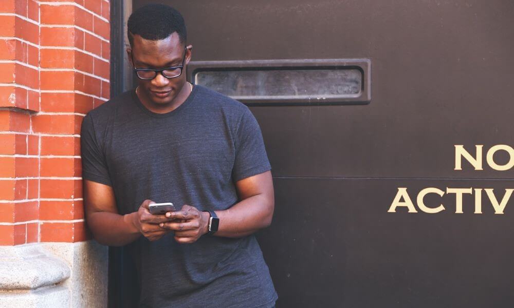 Gibt es eine App, mit der ich sehen kann, mit wem mein Partner schreibt?