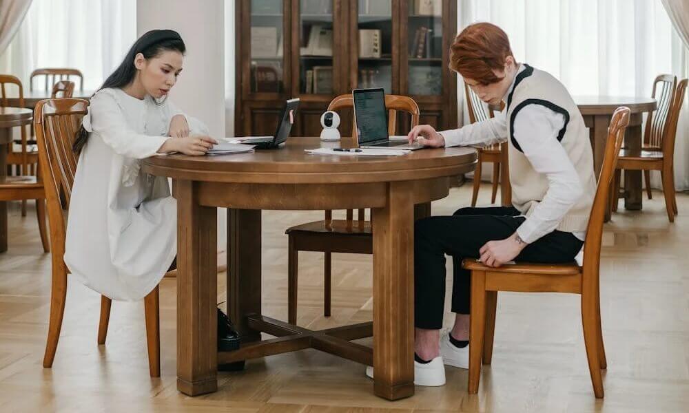 Wie reagiert ein Mann, wenn er sich ertappt fühlt? 