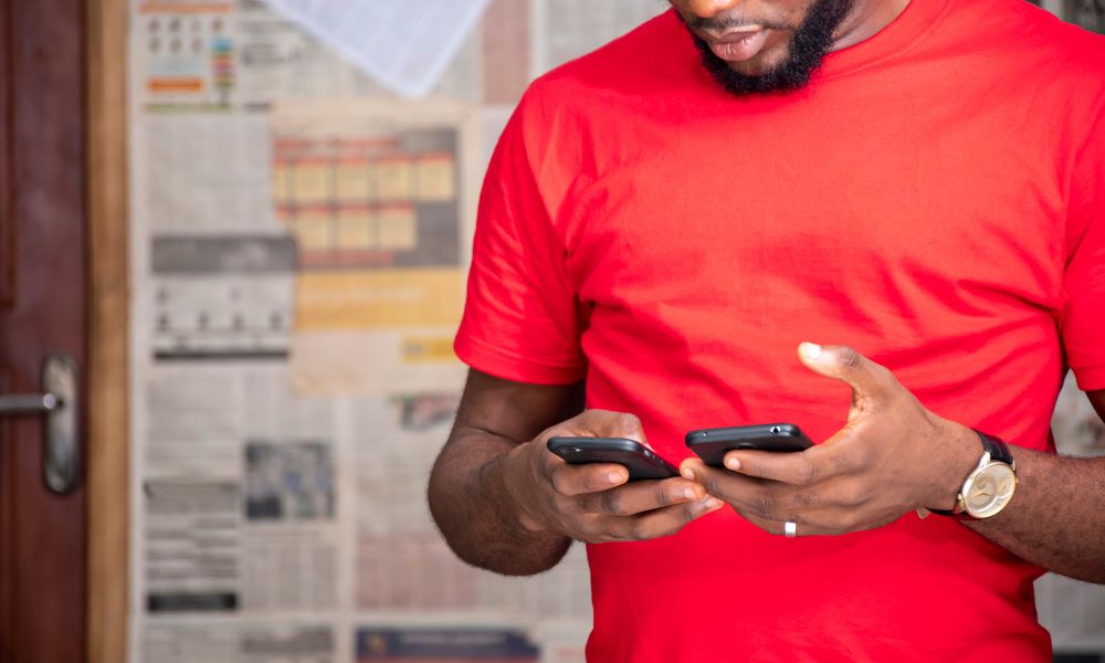 Usar otro tel&eacute;fono para verificar espionaje