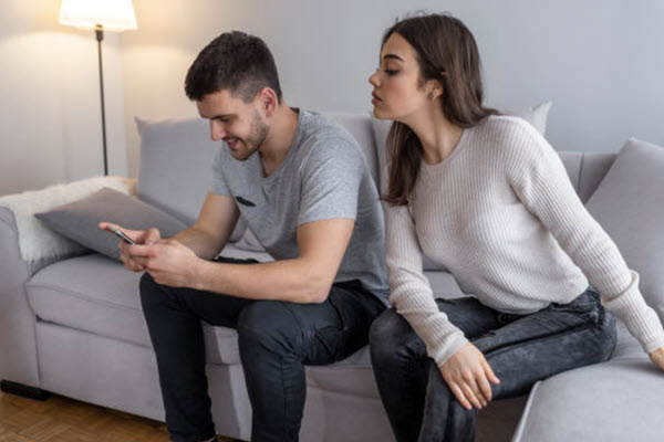 Eşin telefonuna casus program y&uuml;klemek i&ccedil;in en iyi tercih